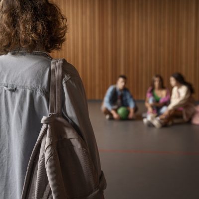 vue-arriere-fille-victime-d-intimidation-a-l-ecole